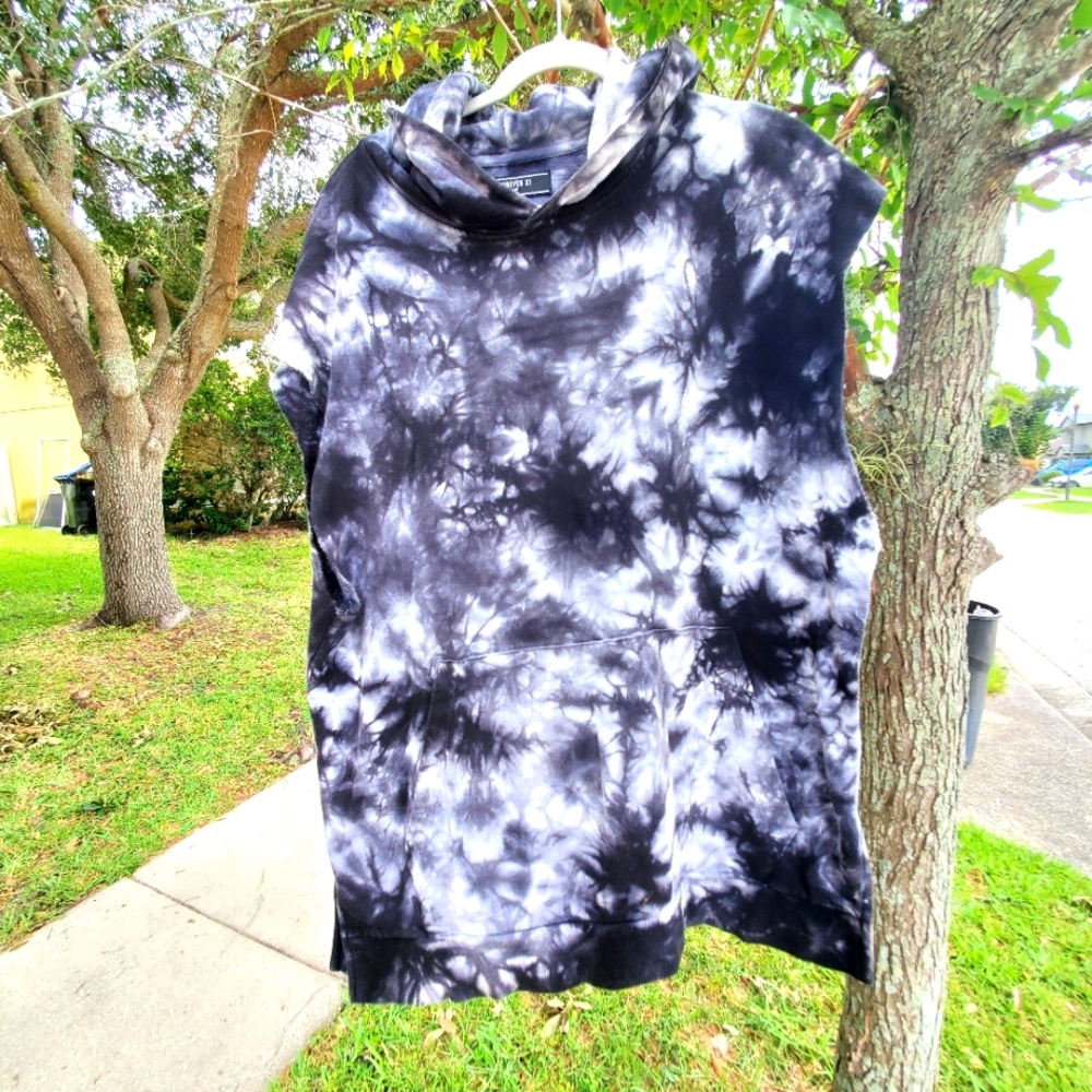 Forever 21 Men's tie dye sweat shirt with hoodie
